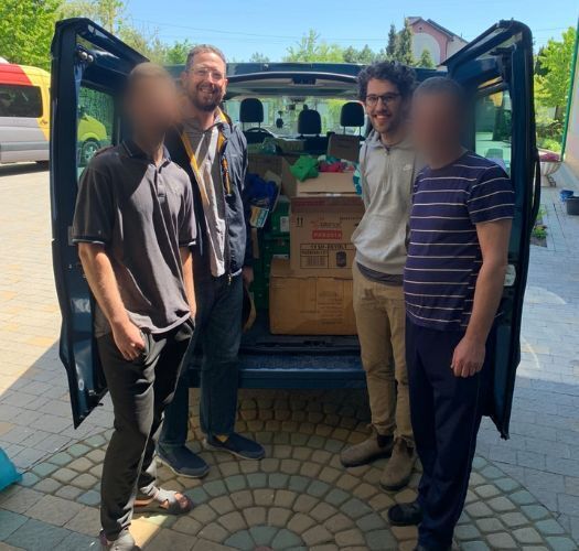 Des missionnaires de la Fellowship et des rfugis ukrainiens avec une camionnette remplie de fourni