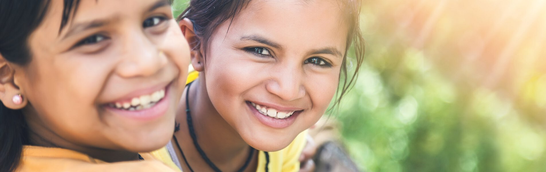 Deux filles souriant